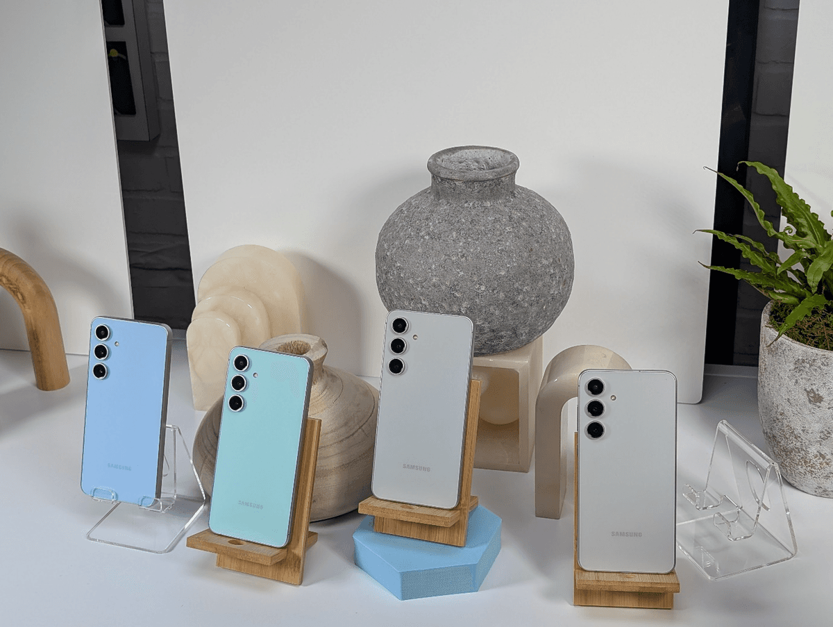 A group of cell phones on display

Description automatically generated