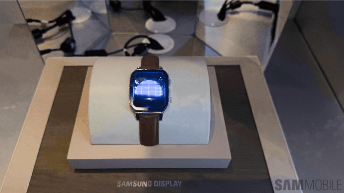 A smart watch on a display

Description automatically generated