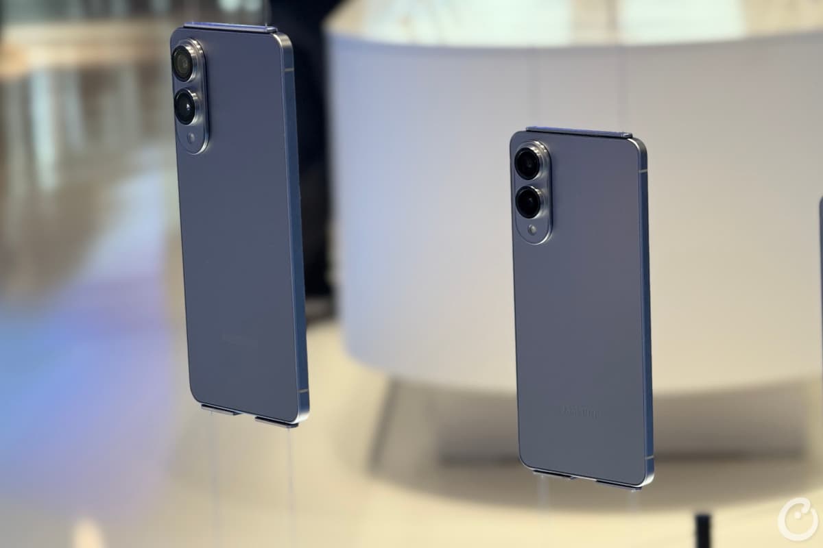 Two Galaxy S25 Edges displayed next to each other. Source: Counterpoint Research.