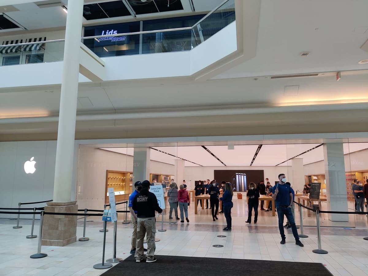 Apple Store iPhone 12 Crowds